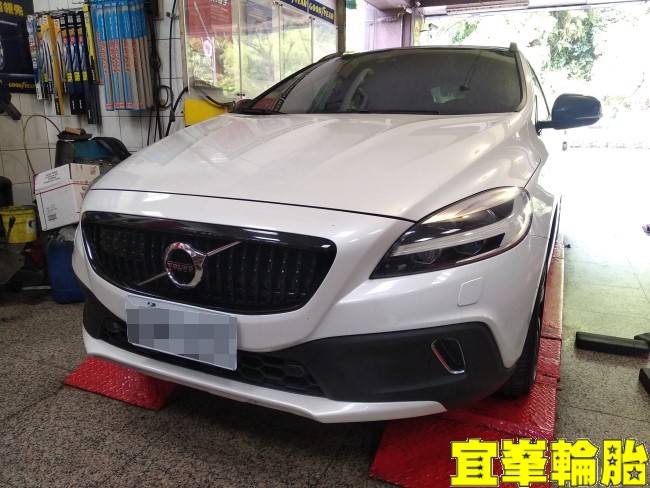 VOLVO V40 Cross Country T4 AWD VARTA AGM電池更換 Brembo前來令片更換 碟盤車銷研磨