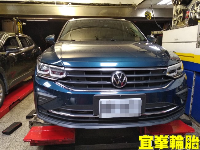 Volkswagen Tiguan Goodyear EfficientGrip Performance SUV 235/55/18 3D四輪定位