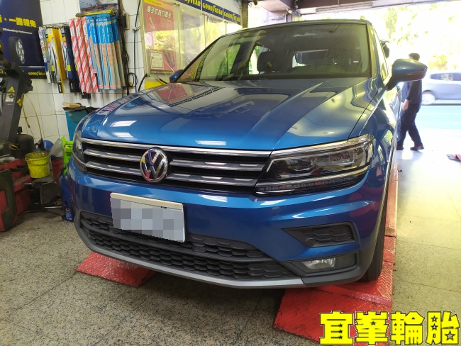 Volkswagen Tiguan Goodyear EfficientGrip Performance SUV 235/55/18 胎圈最佳化平衡 3D四輪定位