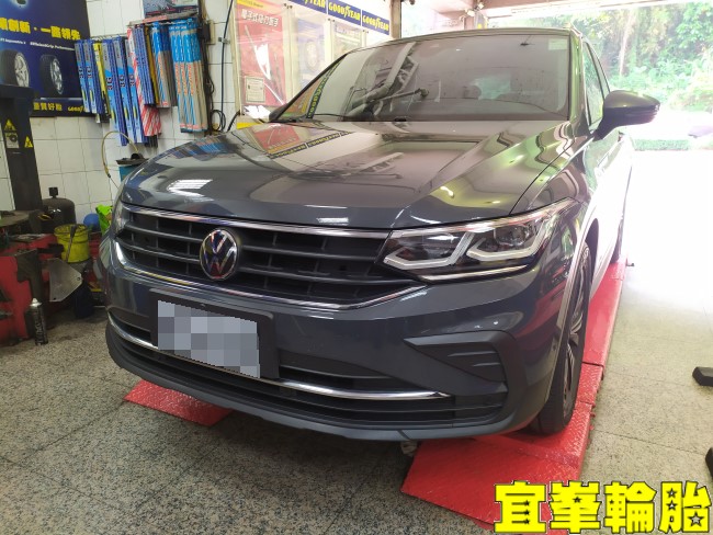 Volkswagen Tiguan Continental UltraContact UC6 SUV 235/55/18