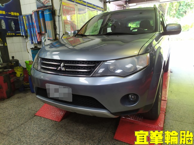 Mitsubishi Outlander YOKOHAMA BluEarth-XT AE61 For Urban SUV 225/55/18 3D四輪定位