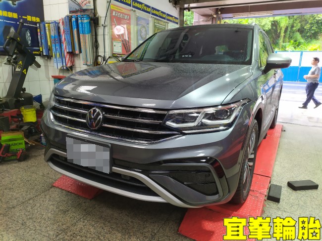 Volkswagen Tiguan Goodyear EfficientGrip Performance SUV 235/50/19