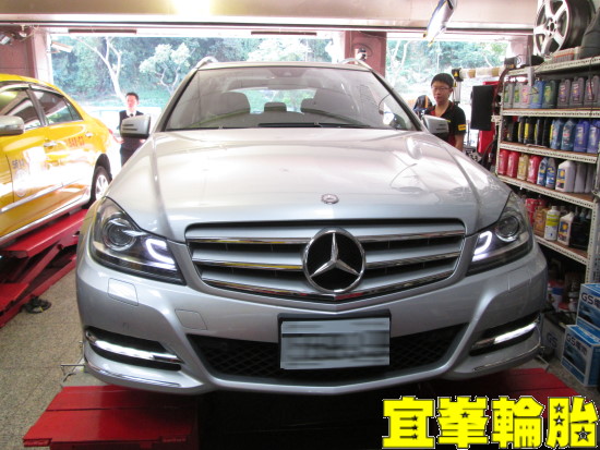 Mercedes-Benz W204 相當尷尬的補胎