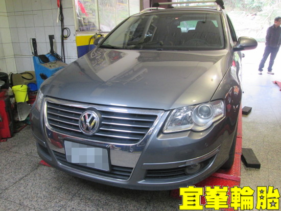 Volkswagen Passat Variant 2.0 TDI  Assurance TripleMax 215/55/16 ORO W401  3D四輪定位