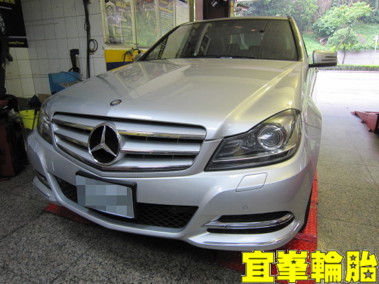 Mercedes-Benz W204 C300 輪胎對調平衡