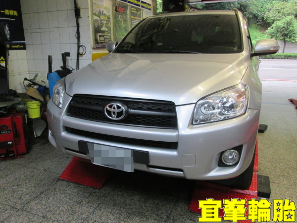 TOYOTA RAV4 Goodyear EfficientGrip SUV 225/65/17 3D四輪定位