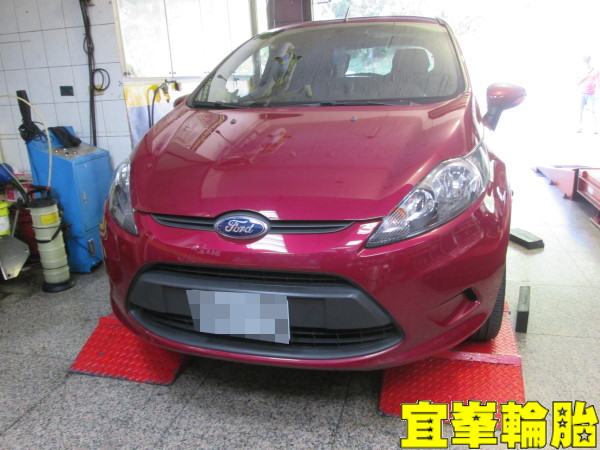 FORD FIESTA 輪胎對調