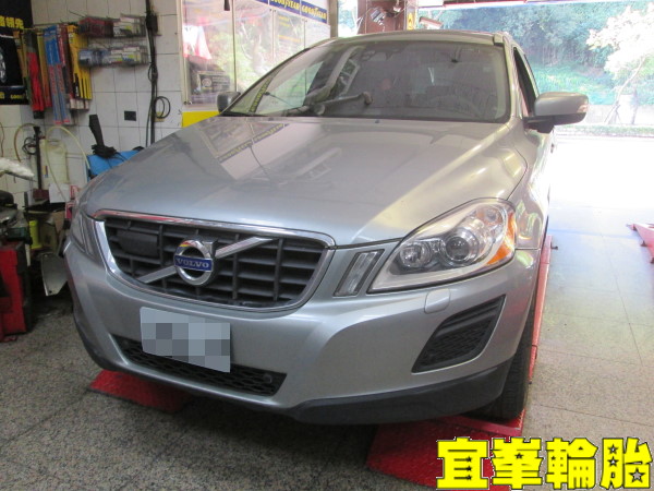 VOLVO XC60 Goodyear EfficientGrip SUV 235/55/18 ORO W410 TPMS 3D四輪定位