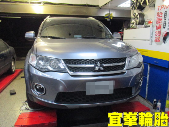Mitsubishi Outlander Goodyear EfficientGrip SUV 235/55/18 3D四輪定位