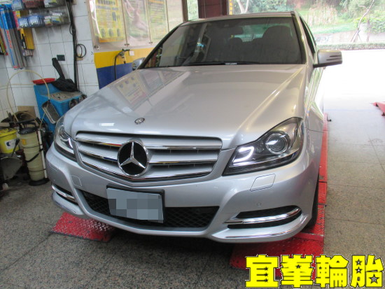 Mercedes-Benz W204 C300 輪胎對調