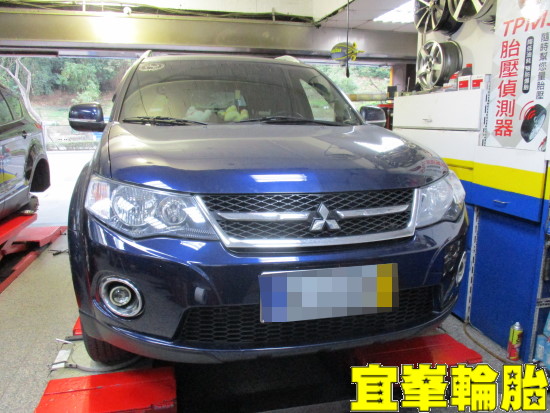 Mitsubishi Outlander Goodyear EfficientGrip SUV 225/65/17 3D四輪定位