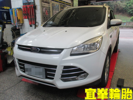 FORD KUGA Goodyear EfficientGrip SUV 235/50/18  3D四輪定位