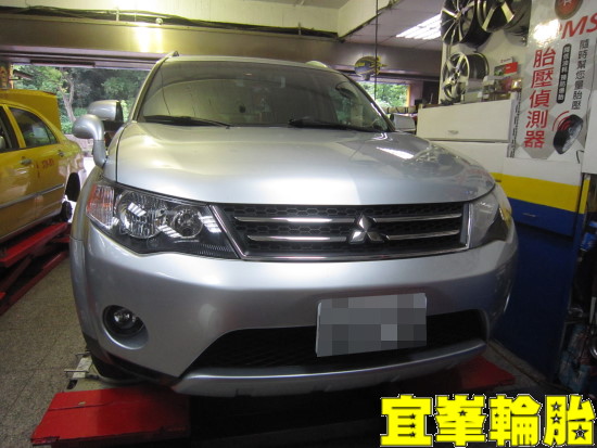 Mitsubishi  Outlander Goodyear EfficientGrip SUV 215/70/16 3D四輪定位