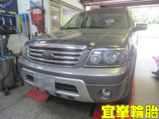 FORD ESCAPE  Goodyear EfficientGrip SUV 215/70/16 3D四輪定位