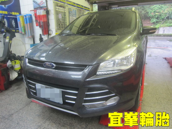 FORD KUGA Goodyear EfficientGrip SUV 235/50/18  3D四輪定位