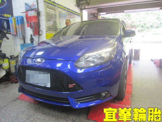 FORD FOCUS ST Goodyear ASYM-3 F1 Asymmetric-3 235/40/18  3D四輪定位