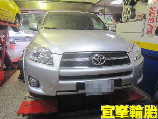 TOYOTA RAV4 Goodyear EfficientGrip SUV 235/55/18 3D四輪定位