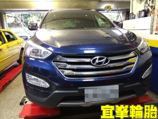 Hyundai Santa Fe Goodyear EfficientGrip Performance SUV 235/55/19 3D四輪定位