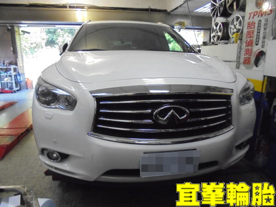 INFINITI QX60 Goodyear EfficientGrip Performance SUV 235/65/18 3D四輪定位