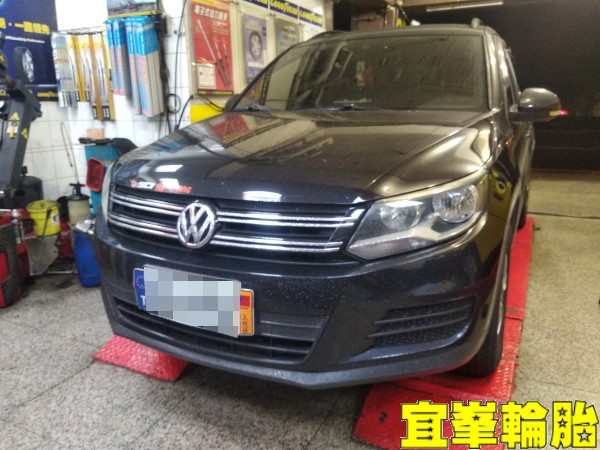 Volkswagen Tiguan Goodyear EfficientGrip Performance SUV 215/65/16 3D四輪定位