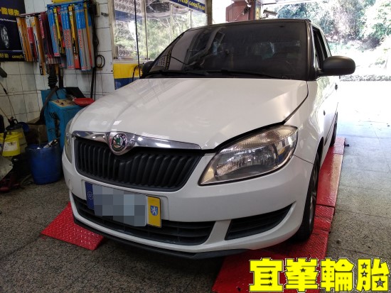 SKODA Fabia SELENIA 5W40 輪胎對調