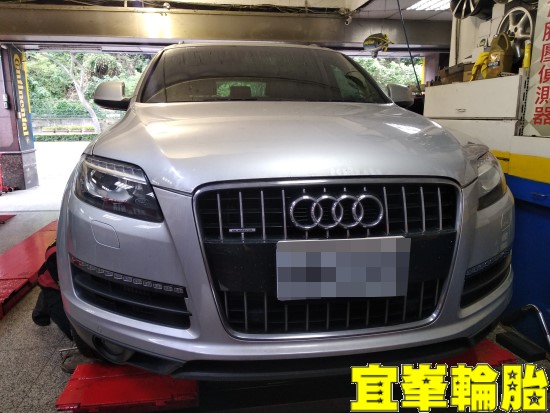 AUDI Q7 Goodyear EfficientGrip Performance SUV 255/55/18 3D四輪定位
