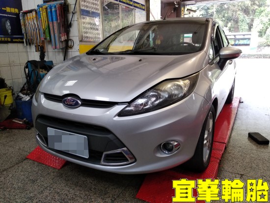 FORD FIESTA 自備煞車油更換 輪胎對調