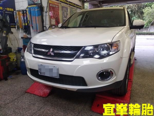Mitsubishi Outlander SELENIA 5W30 輪胎對調