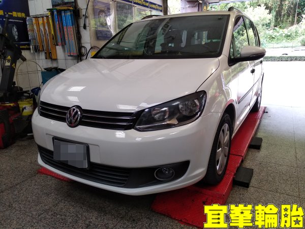 Volkswagen Touran Yokohama AE01F 205/55/16 3D四輪定位