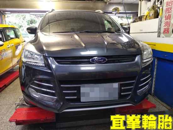 FORD KUGA Goodyear EfficientGrip Performance SUV 235/50/18 3D四輪定位