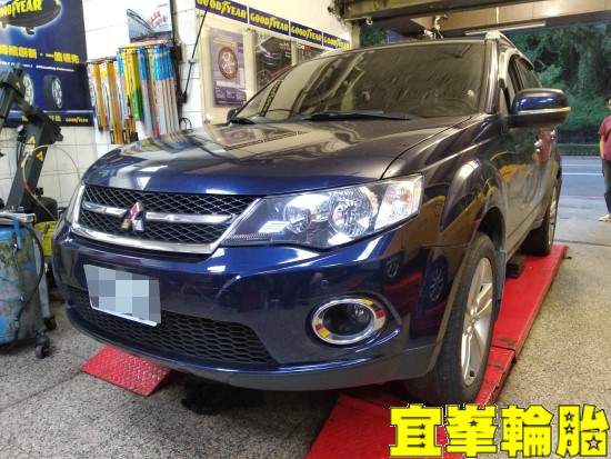 Mitsubishi Outlander Goodyear EfficientGrip Performance SUV 225/55/18  3D四輪定位
