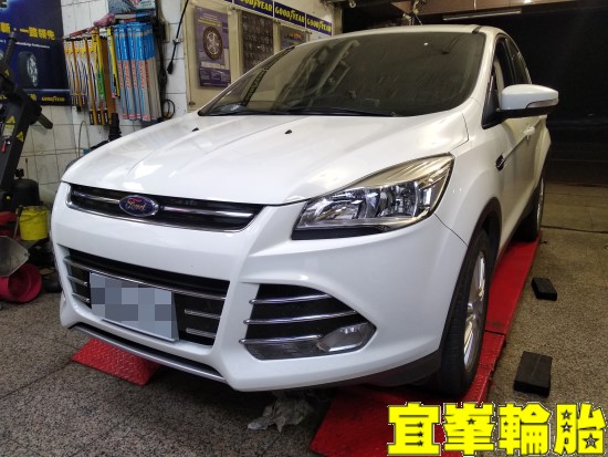 FORD KUGA Goodyear EfficientGrip Performance SUV 235/55/17 3D四輪定位