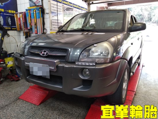 Hyundai Tucson Goodyear EfficientGrip Performance SUV 215/65/16  3D四輪定位