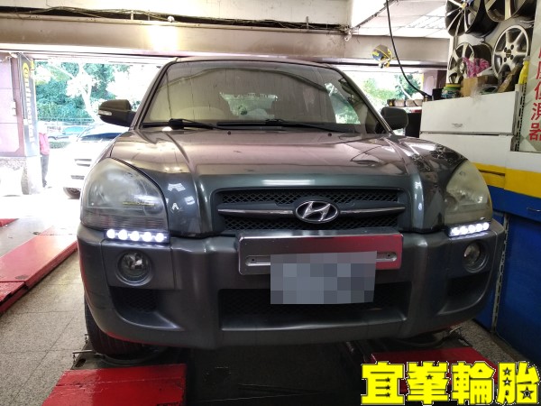 Hyundai Tucson Goodyear EfficientGrip Performance SUV 215/65/16 3D四輪定位