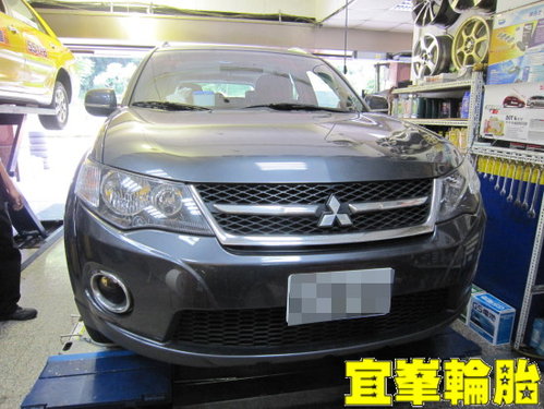 OUTLANDER 4WD   235/55/18 LATITUDE TOUR HP 3D四輪定位