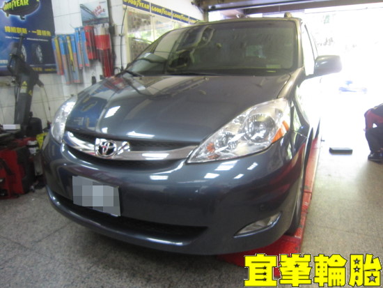 TOYOTA SIENNA Goodyear EfficientGrip SUV 225/65/17 3D四輪定位