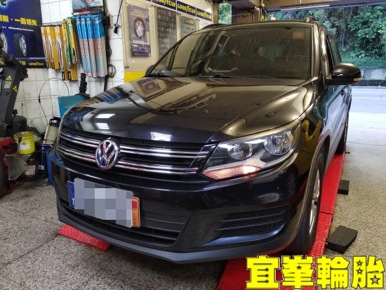 Volkswagen Tiguan Goodyear EfficientGrip Performance SUV 215/65/16  3D四輪定位