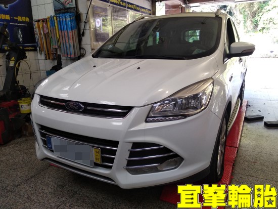 FORD KUGA Goodyear EfficientGrip Performance SUV 225/55/18  3D四輪定位