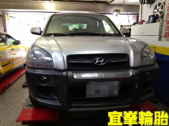 HYUNDAI TUCSON SELENIA 10W40 Goodyear EfficientGrip Performance SUV 215/65/16  四輪定位