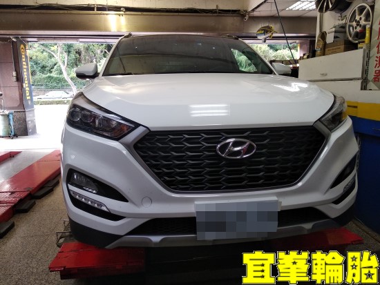 Hyundai Tucson Goodyear EfficientGrip Performance SUV 225/55/18 3D四輪定位