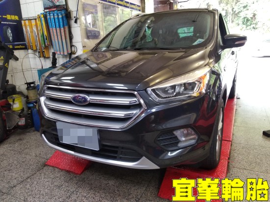 Ford Kuga Goodyear EfficientGrip Performance SUV 235/50/18 3D四輪定位