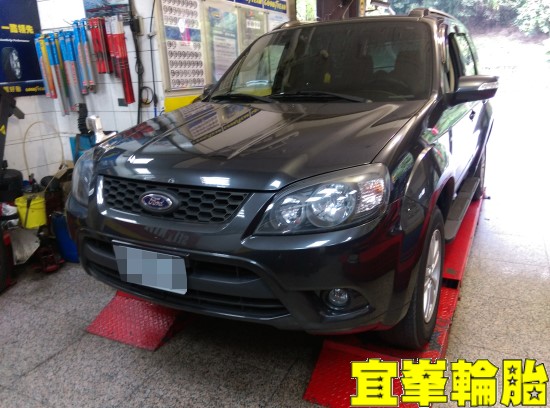 FORD ESCAPE Goodyear EfficientGrip Performance SUV 215/70/16  3D四輪定位