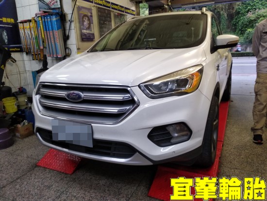 FORD KUGA Goodyear EfficientGrip Performance SUV 235/50/18  3D四輪定位