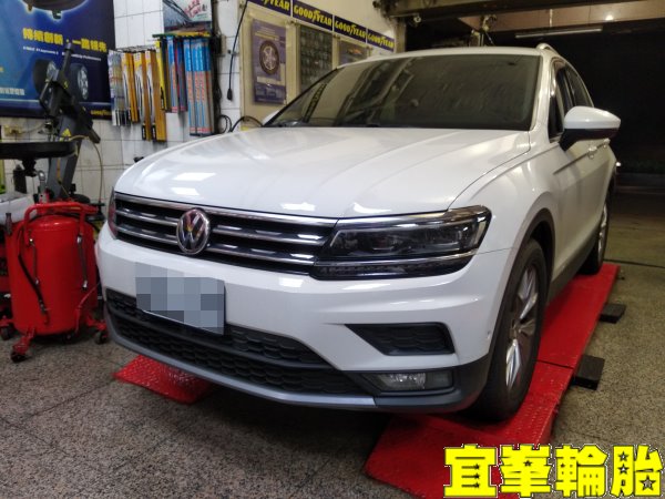 Volkswagen Tiguan Goodyear EfficientGrip Performance SUV 235/55/18