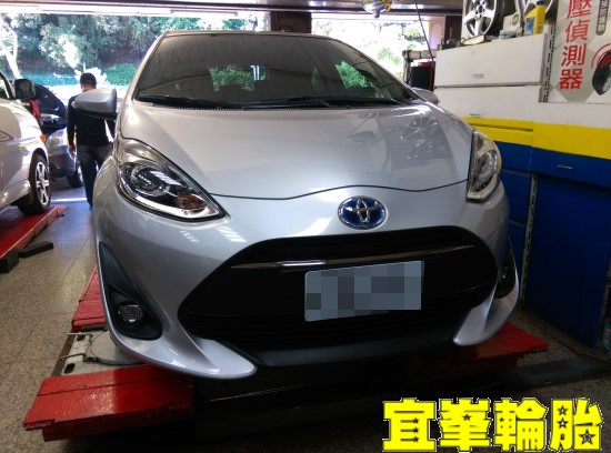 2017 TOYOTA Prius C  底盤隔音防鏽