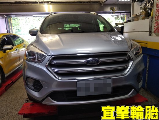 Ford Kuga Goodyear EfficientGrip Performance SUV 235/50/18 3D四輪定位