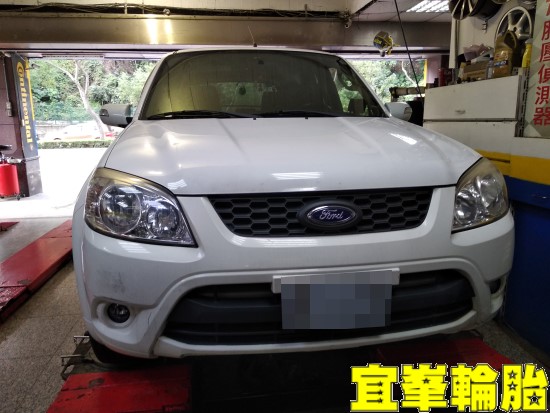 FORD ESCAPE Goodyear EfficientGrip Performance SUV 215/70/16 3D四輪定位