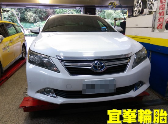 TOYOTA CAMRY Hybrid Goodyear Assurance triplemax 215/55/17 3D四輪定位