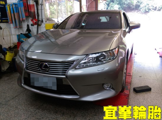 LEXUS ES300h Goodyear EfficientGrip Performance 215/55/17 3D四輪定位