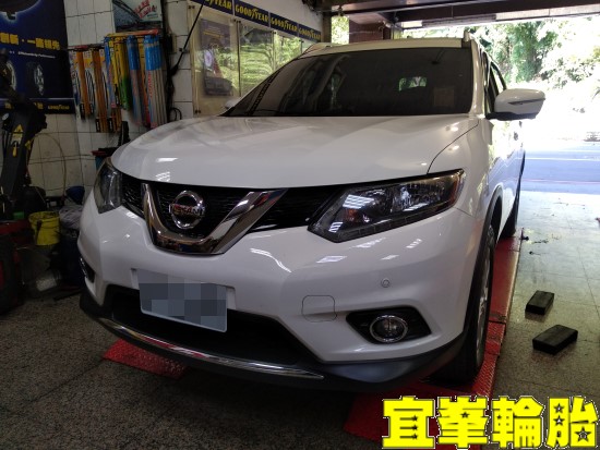 NISSAN X-TRAIL Goodyear EfficientGrip Performance SUV 225/65/17 3D四輪定位